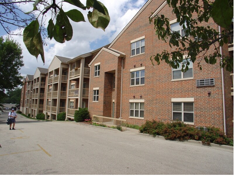 Wilshire Manor Apartments 7930 Harwood Ave Wauwatosa, WI Apartments