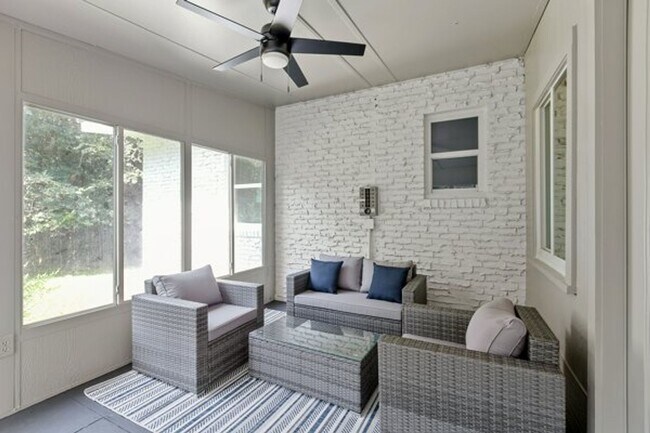 Foto del edificio - 3 bedroom 2 bath house 1-car garage walk to TMH!! Available in MAY!