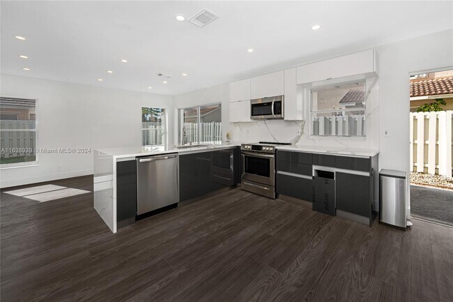 Foto del edificio - 300 SW 99th Terrace