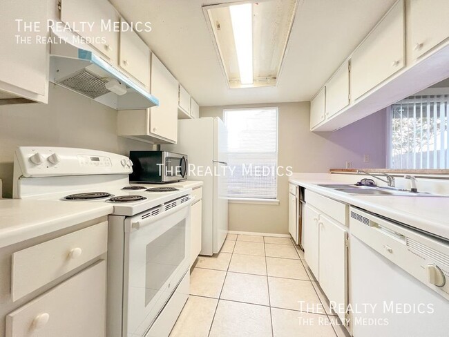 Foto del edificio - Charming 2 Bedroom, 1.5 Bathroom Condo in ...