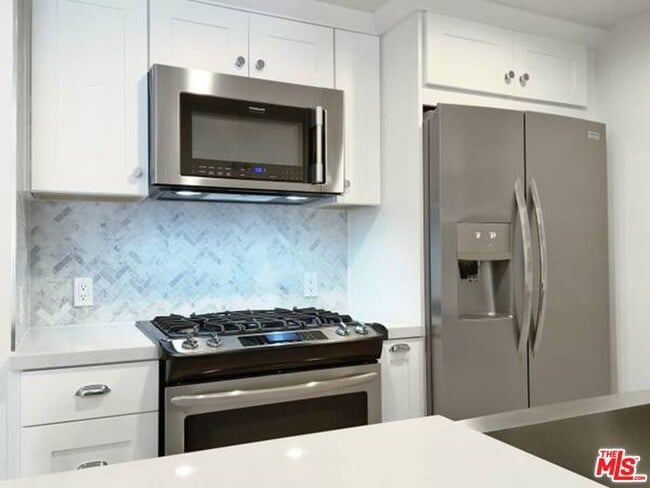 Building Photo - 301 S Swall Dr