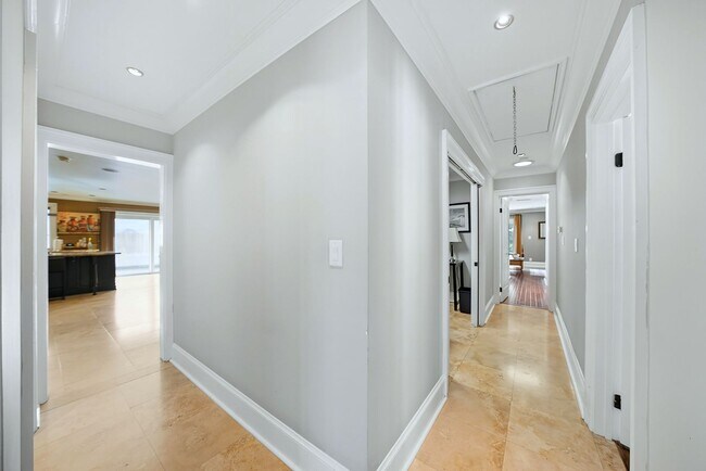 Foto del edificio - Fully Furnished 3 Bed 2.5 Bath Single Fami...