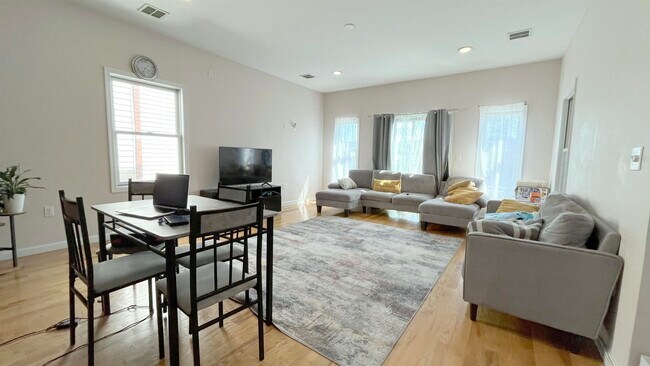 Foto del edificio - 56 Laidlaw Ave
