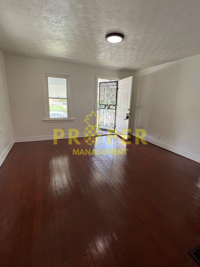 Foto del edificio - 3 bedrooms 1 bathroom house