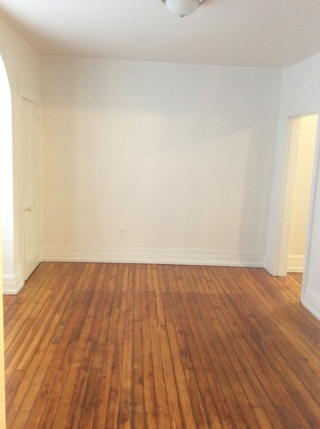 Building Photo - 3rd Floor Apartment in Downtown York! Vide...