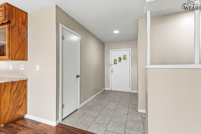 Building Photo - 4202 Meadowbrook Dr