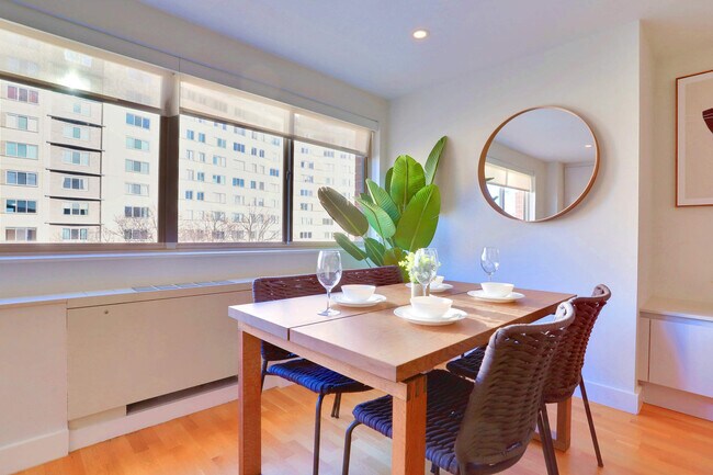 Foto del edificio - 1310 N Oak Ct