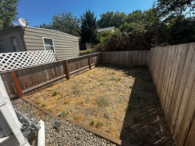 Building Photo - 3 bedroom 1 bath house