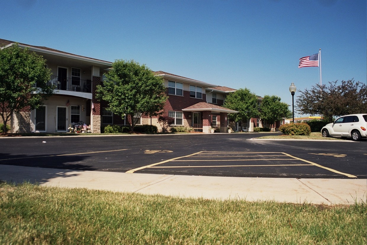 Building Photo - Bradley Manor