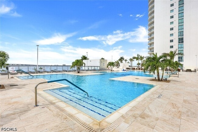 Building Photo - 3000 Oasis Grand Blvd