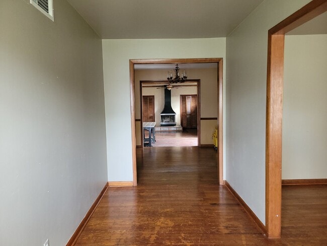 Building Photo - "Spacious 3-Bed Haven with Hardwood Floors in Huntsville – 2115 Sq Ft of Comfort!"