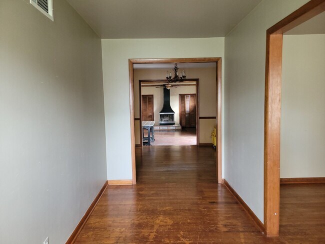 Foto del edificio - "Spacious 3-Bed Haven with Hardwood Floors in Huntsville – 2115 Sq Ft of Comfort!"