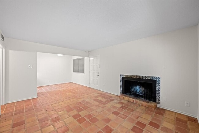 Building Photo - 505 W 7th St