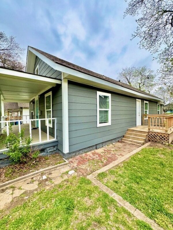 Building Photo - 811 S Quaker Ave