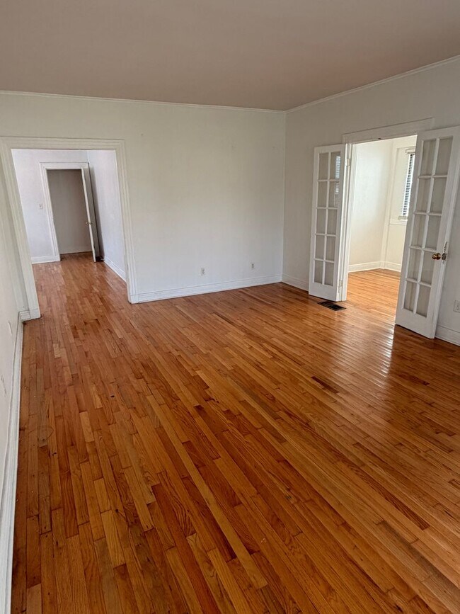 Foto del edificio - Large 3BD/2BA House Uptown with Driveway and Fenced Backyard