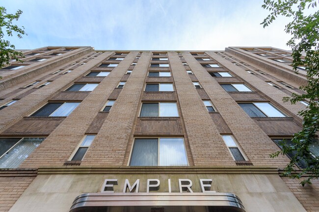 Apartments de gran altura, con vistas a la ciudad - Empire