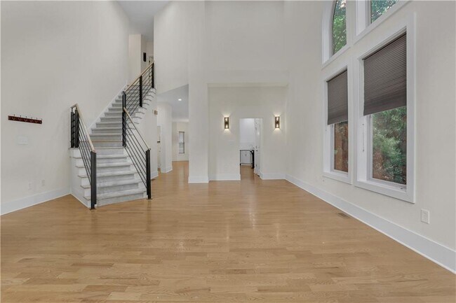 Foto del edificio - 3228 Silver Lake Dr NE