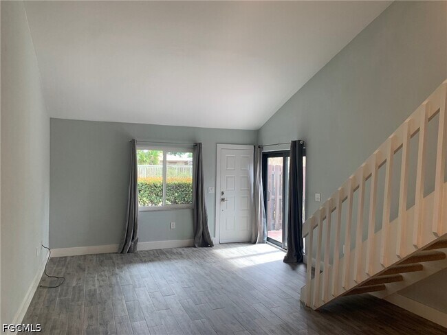 Foto del edificio - 8849 Somerset Blvd