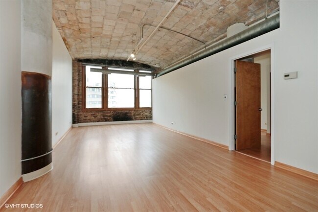 Building Photo - 801 S Wells St