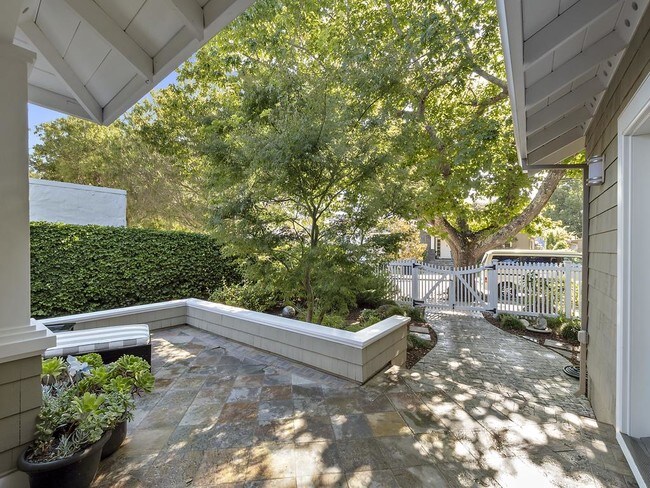 Foto del edificio - 1592 Columbus Ave