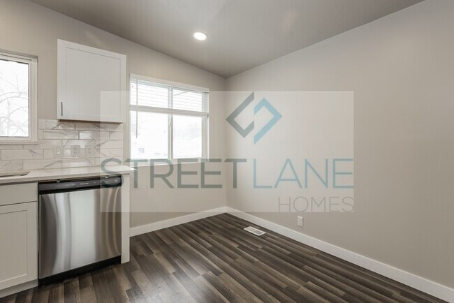 Building Photo - REDUCED!