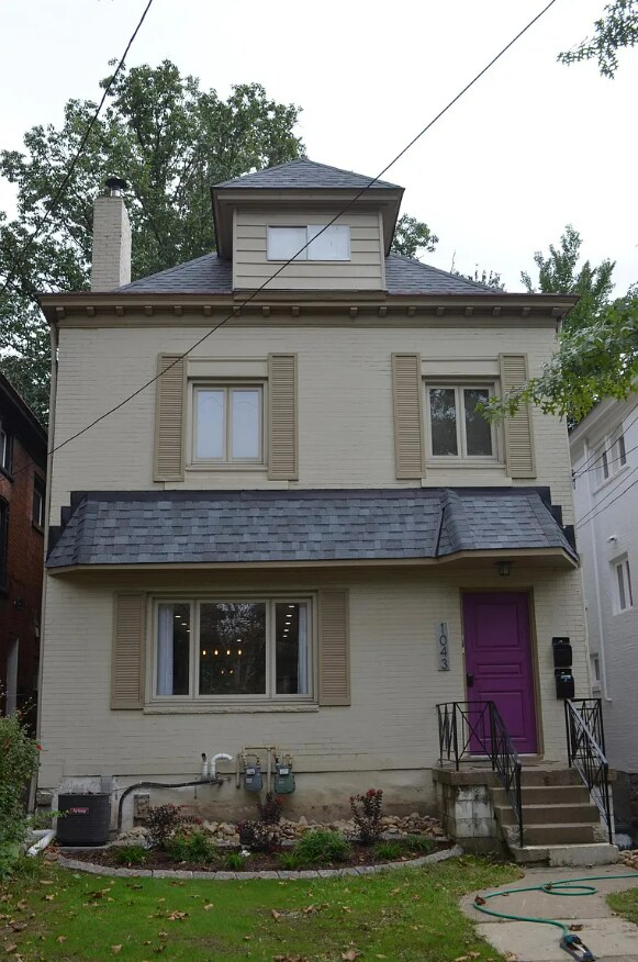 Frente de la casa con puerta de apartamento independiente en el interior. - 1043 S Trenton Ave