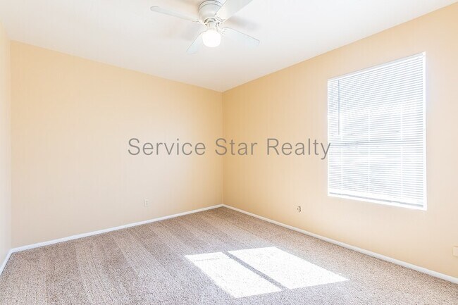 Building Photo - 735 E Hazel Dr