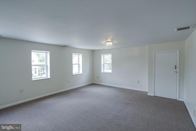 Building Photo - 276 Kings Hwy