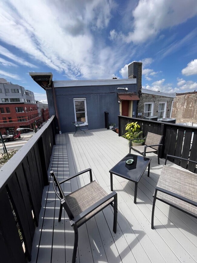 Building Photo - 2621 W Girard Ave