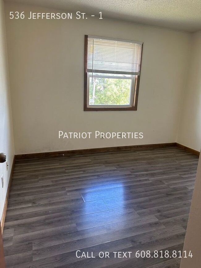 Foto del edificio - 2 bedroom/ 1 bath apartment in Mauston, WI