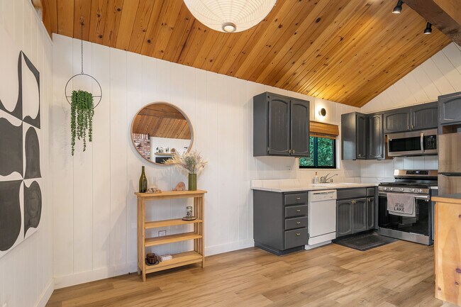 Foto del edificio - 26291 Lake Forest Dr