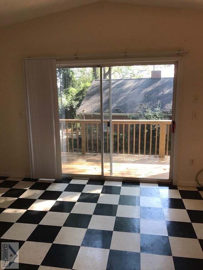 Building Photo - 180.5 Pinecrest Dr
