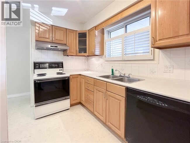 Building Photo - 514 Fallingbrook Dr