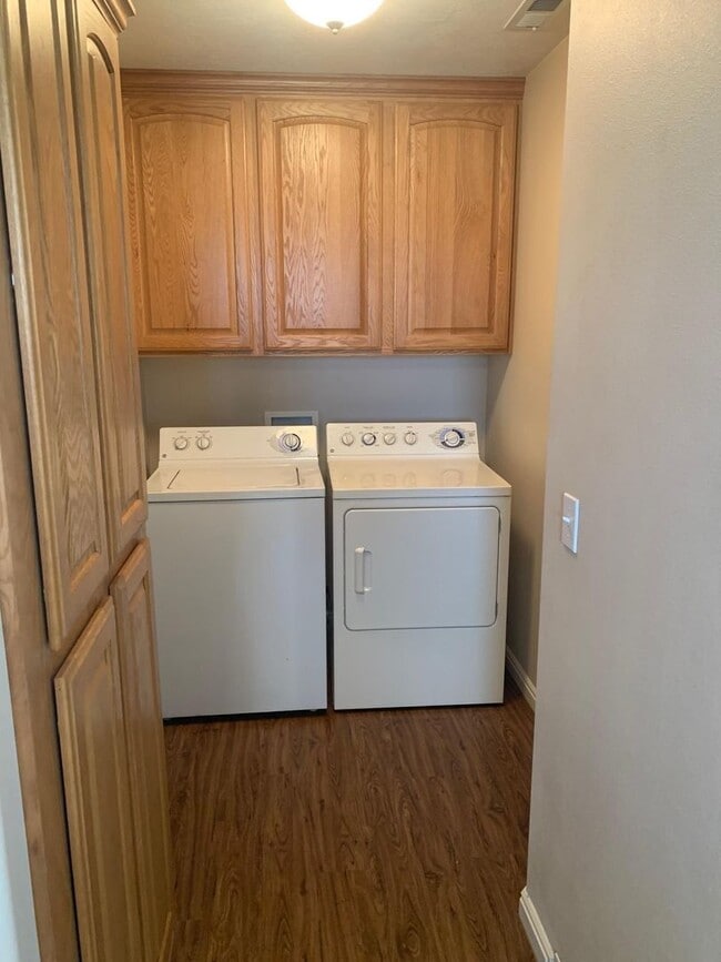 Building Photo - Skyhawk Townhome!