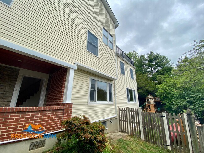 Foto del edificio - 132 Archwood Ave
