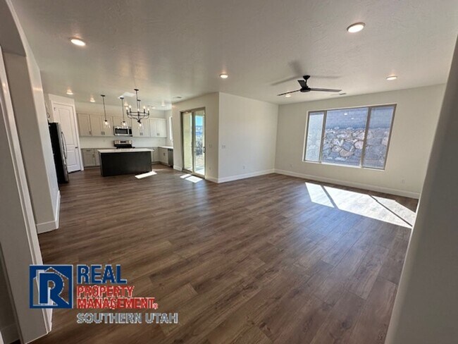 Building Photo - Large Home in Firerock