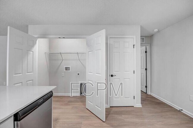 Foto del edificio - 5454 Amazon Ave