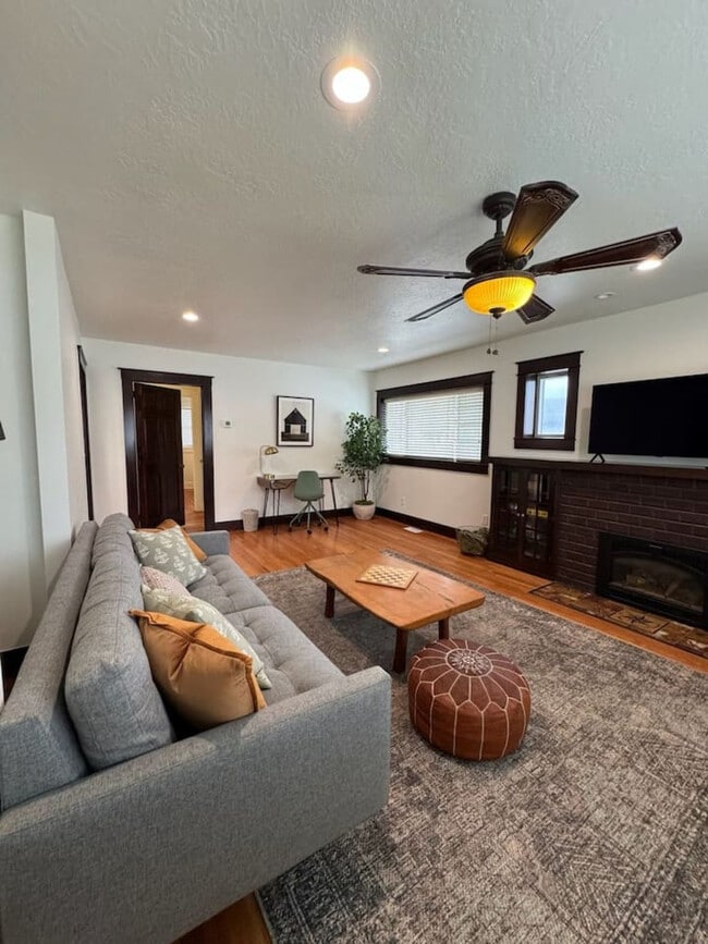 Building Photo - 3076 Melbourne St