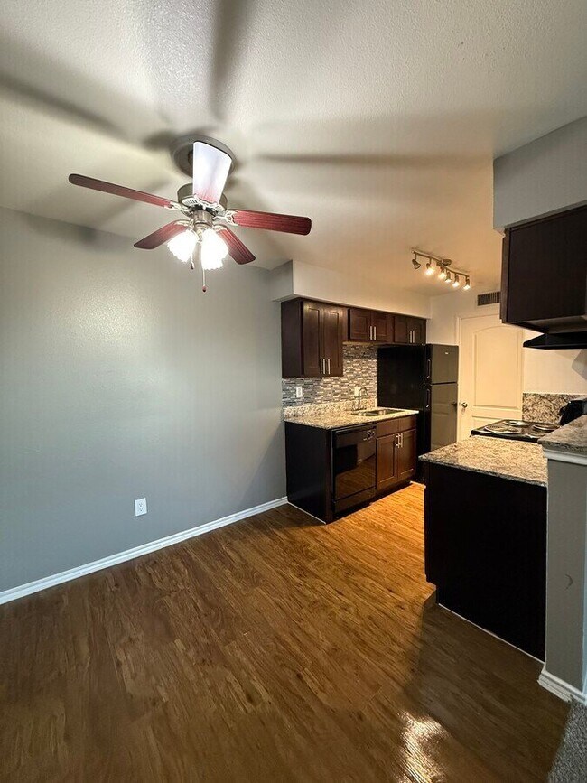 Foto del edificio - 1901 Lakeview Cir