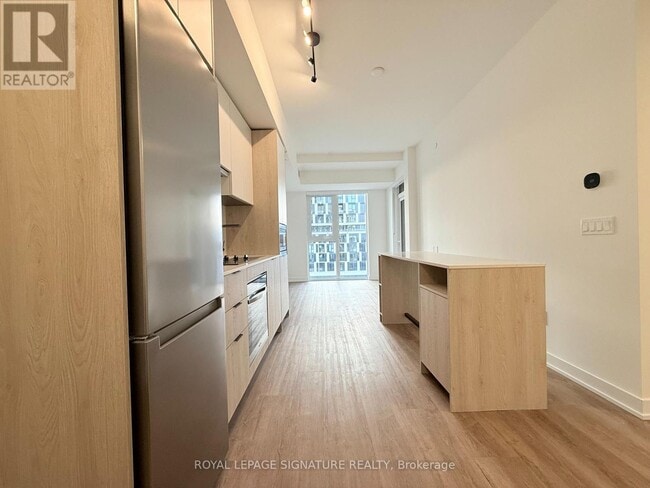 Building Photo - 1007 The Queensway