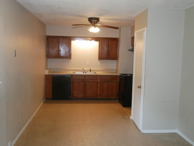 Building Photo - ****JUST REDUCED****6705 Camelot Road Horn...