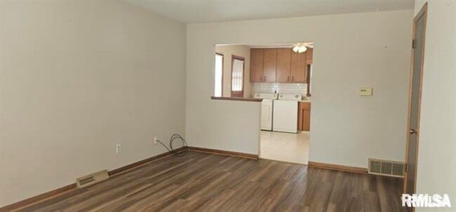 Building Photo - 3343 5th St