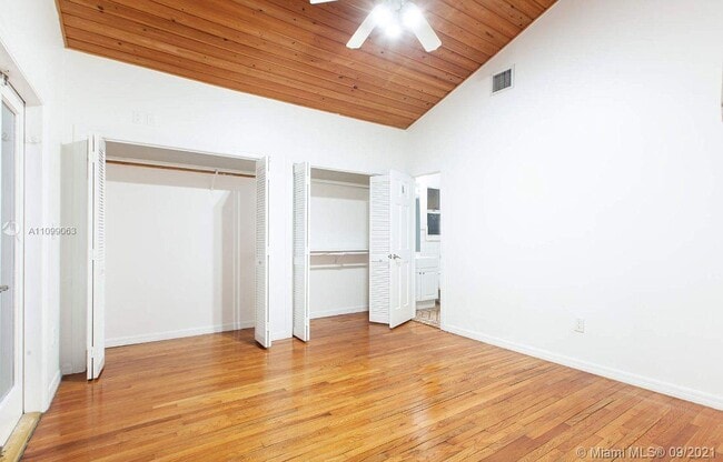 Building Photo - 1015 W 47th Ct