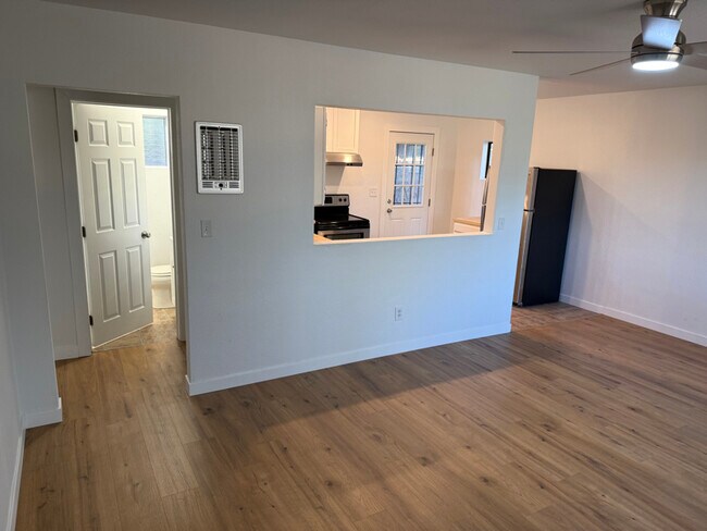 Foto del edificio - 1373 Real Way Ln