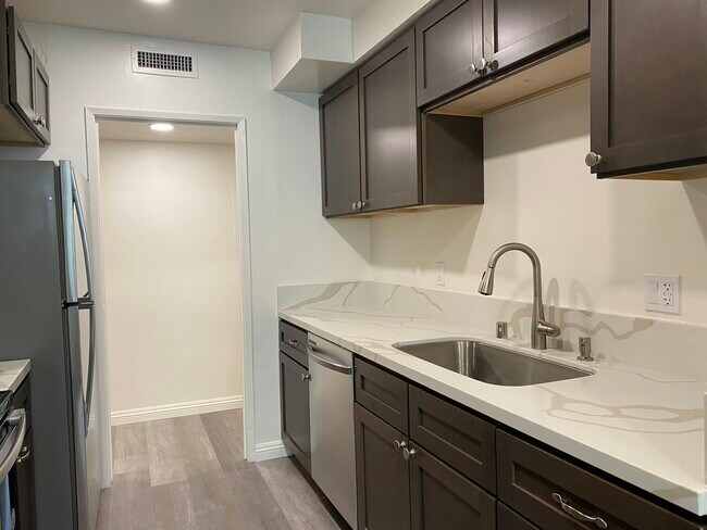 KITCHEN - 540 Kelton Ave