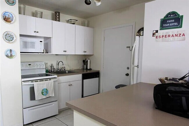 Foto del edificio - 2230 NE 56th Pl