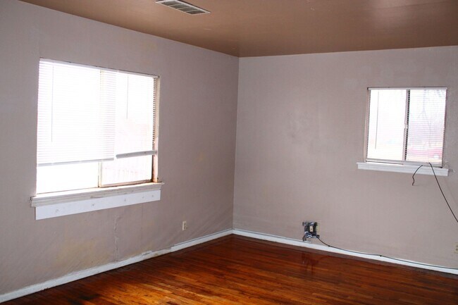 Foto del edificio - Located in Canyon 2/1 Owner pays water 1/2...