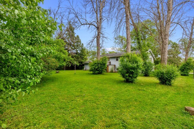 Building Photo - Spacious 5-Bedroom Home with 2 Full Baths ...