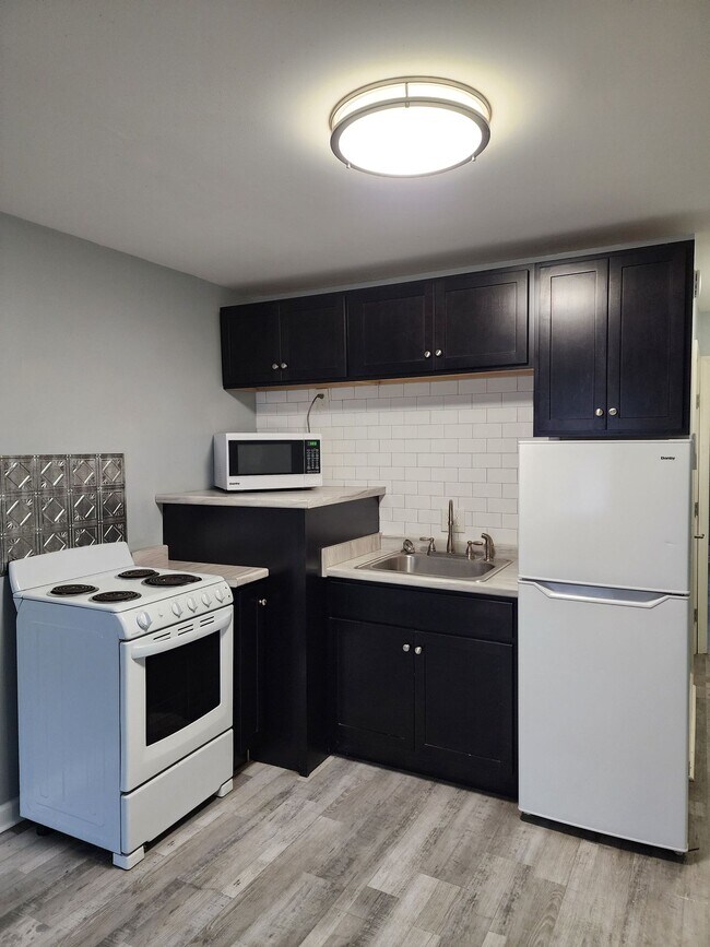 Building Photo - 1 bedroom, 1 bath apartments