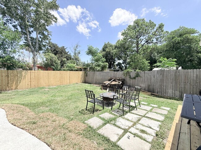 Building Photo - Renovated Pool Home with Private Backyard Oasis